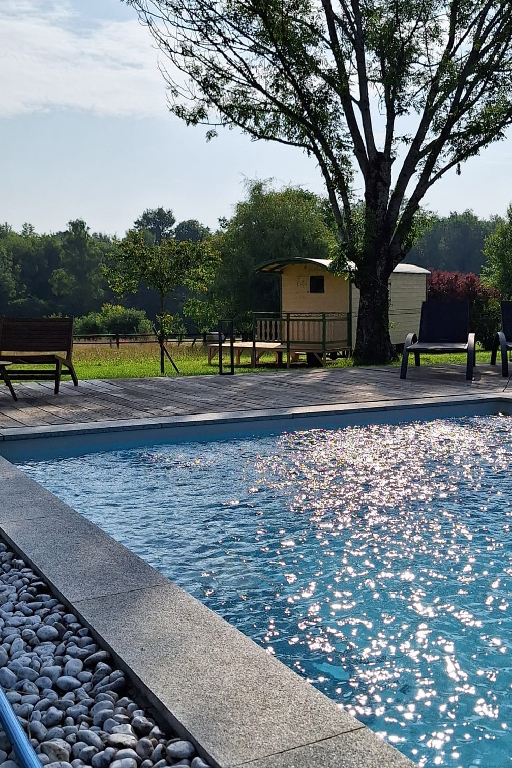 La roulotte depuis la piscine © Véronique Jacquet